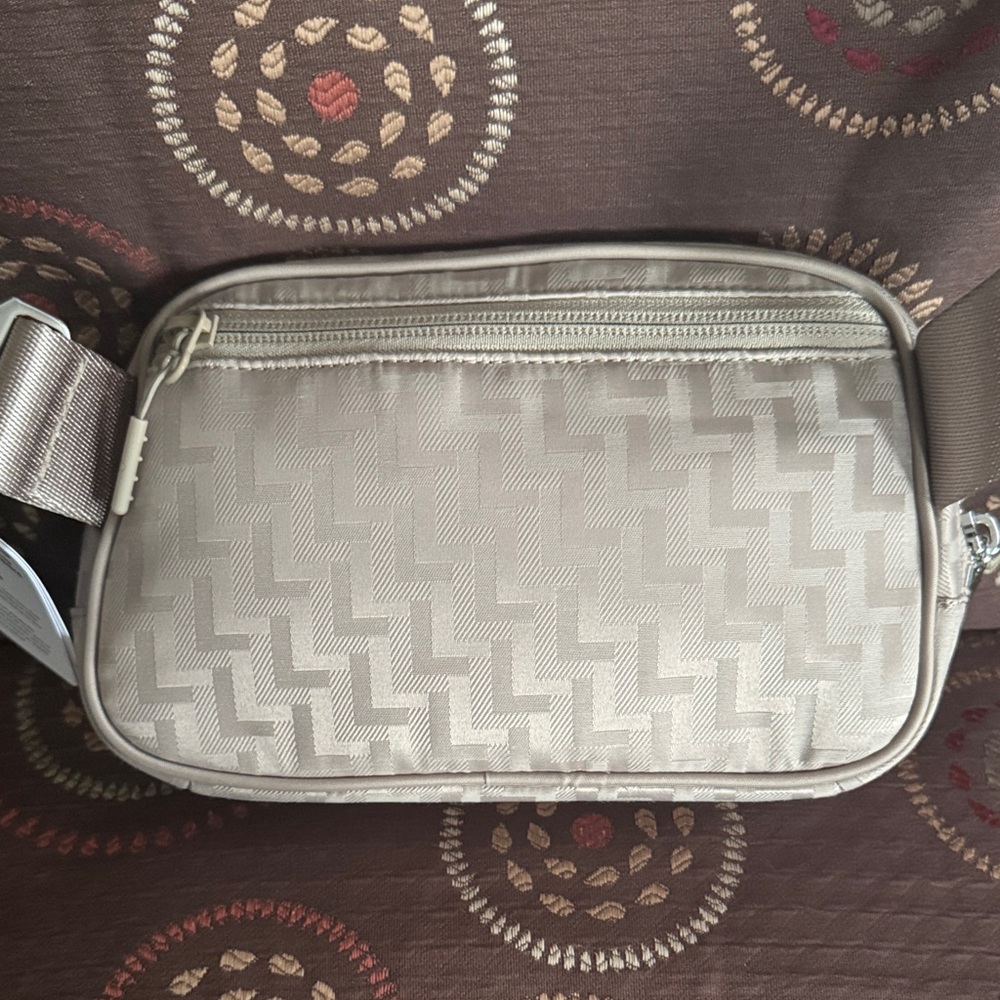 👜 Lululemon Everywhere Belt Bag – L Monogram Jacquard NWT - Picture 2 of 9